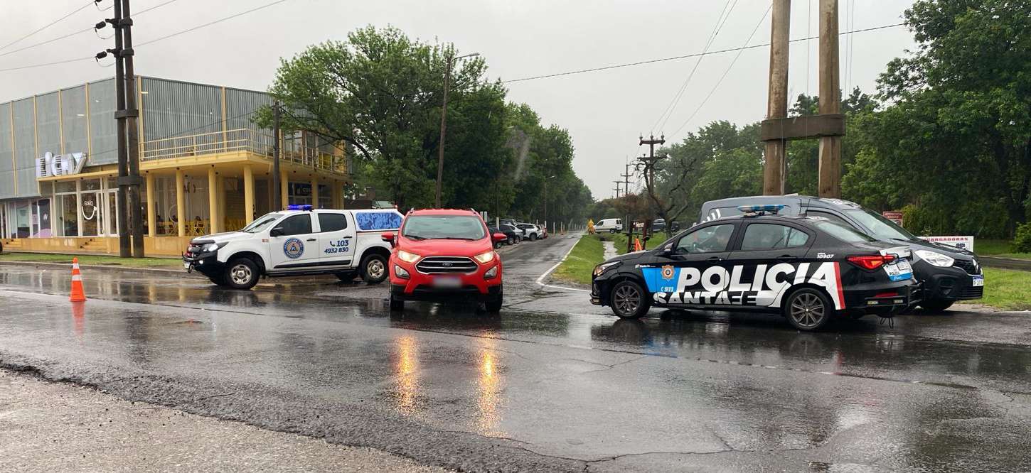 Lluvia traicionera en Funes: en una transitada esquina, un auto chocó a un ciclista que terminó internado